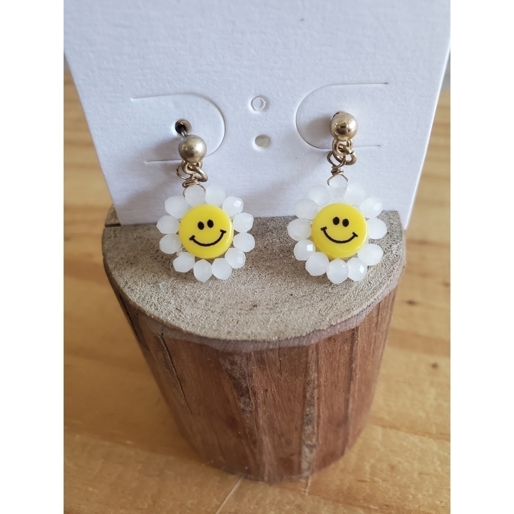 NWT Small Smiley Daisy Floral Dangle Earrings